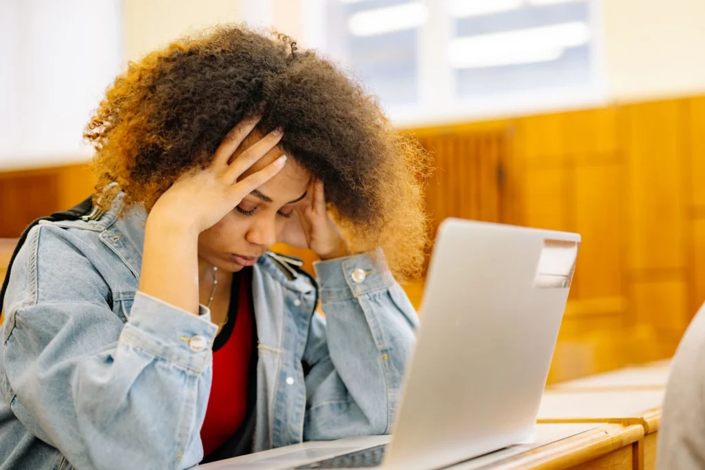 Paraşüt Akademisyen Nedir?